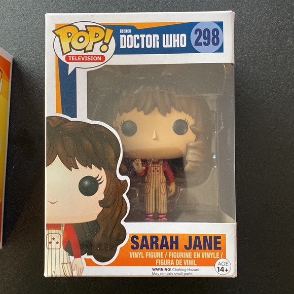 Doctor Who Rose Tyler and Sarah Jane Pop figures. 2 Rare figures. NIB - Picture 4 of 7